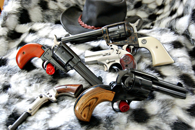 Обои картинки фото rugers,  bond arms,  heritage and stevens, оружие, револьверы, история, раритеты