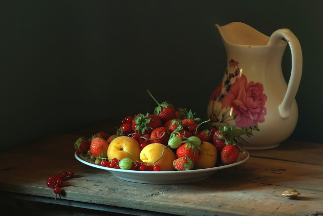 Обои картинки фото еда, фрукты,  ягоды, клубника, крыжовник, кувшин, абрикос, смородина