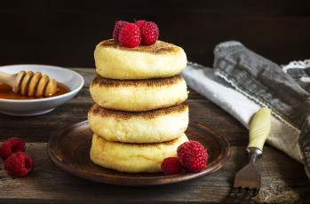 Картинка еда сырные+изделия малина сырники мед завтрак