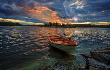 Картинка швеция корабли лодки +шлюпки деревья туча камни цепь молния водоем