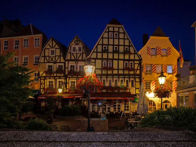 Обои картинки фото германия, города, - огни ночного города, фонари, дома, цветы, деревья