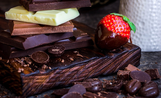 Обои картинки фото еда, конфеты,  шоколад,  сладости, шоколад, ассорти, клубника