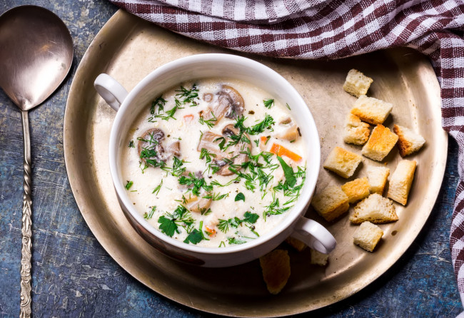 Обои картинки фото еда, первые блюда, крутоны, грибы, зелень, сырный, суп