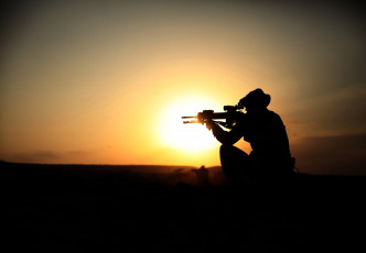 Картинка оружие армия спецназ мужчины солдат закат винтовки силуэт
