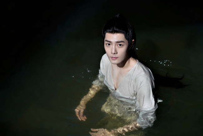 Обои картинки фото мужчины, xiao zhan, актер, образ, озеро, съемки