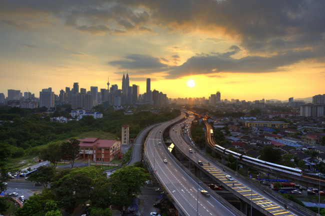 Обои картинки фото города, куала, лумпур, малайзия, небоскребы, дорога