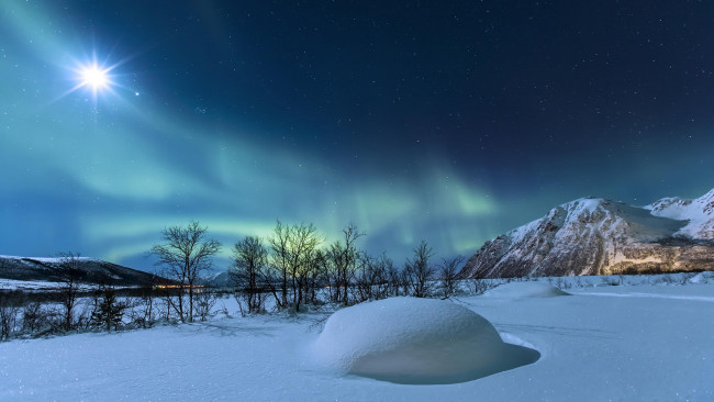 Обои картинки фото природа, северное сияние, снег, луна, северное, сияние, звезды, ночь, горы, зима, норвегия
