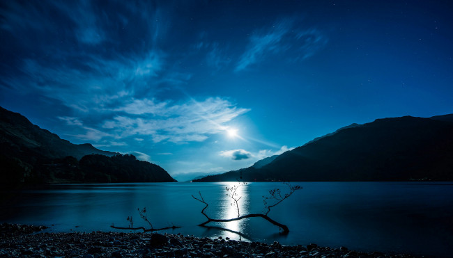 Обои картинки фото природа, восходы, закаты, отражение, свет, луна, ночь, вода, озеро, шотландия, горы