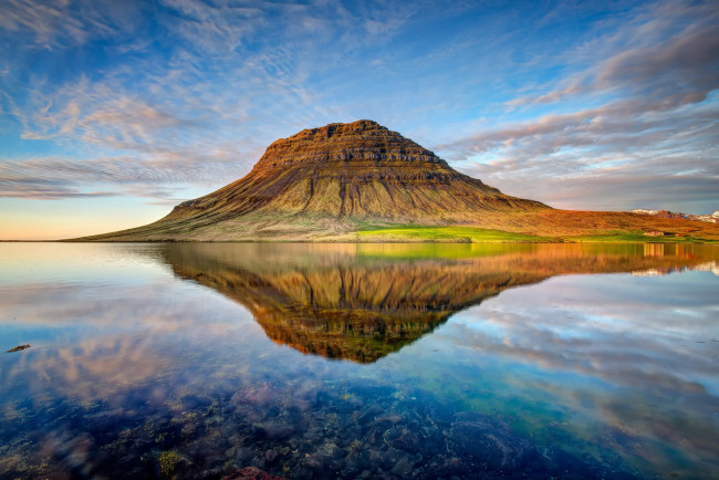 Обои картинки фото природа, реки, озера, отражение, облака, закат, озеро, гора, kirkjufell, исландия, вулкан