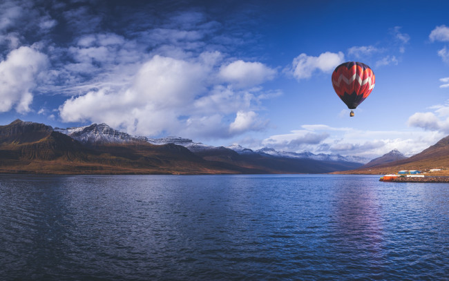 Обои картинки фото авиация, воздушные шары, фьорд, исландия, рейдарфьордюр, iceland, reydarfjordur, воздушный, шар, горы