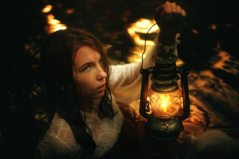 Картинка девушки -unsort+ брюнетки темноволосые фонарь вода девушка