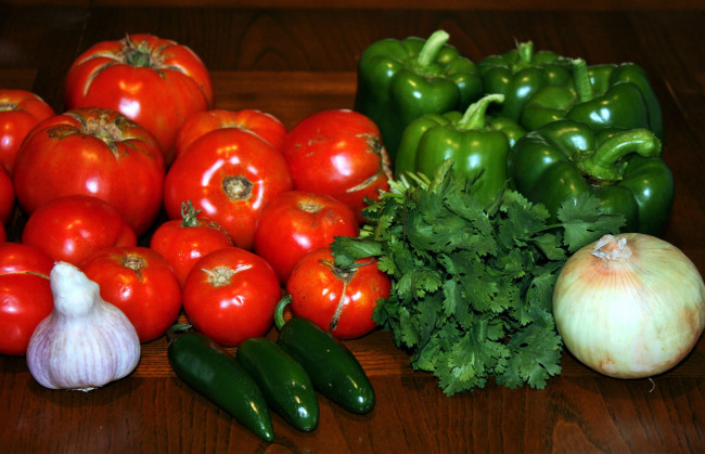 Обои картинки фото еда, овощи, перец, петрушка, чеснок, лук, помидоры, томаты