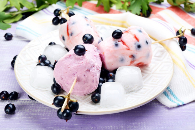 Обои картинки фото еда, мороженое,  десерты, лед, смородина