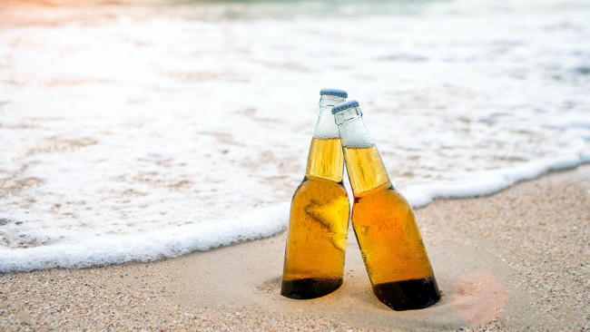 Обои картинки фото еда, напитки,  пиво, бутылки, пиво, песок, пляж