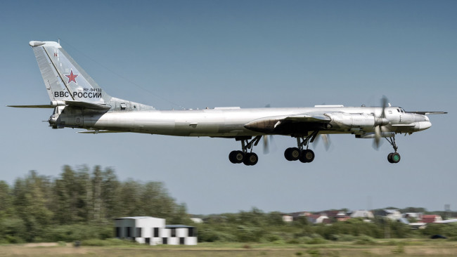 Обои картинки фото tu-95ms landing, авиация, боевые самолёты, россия, ввс, повадка