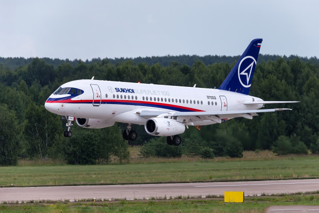 Обои картинки фото sukhoi superjet 100, авиация, пассажирские самолёты, авиалайнер