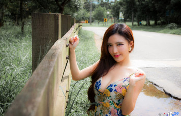 Картинка девушки -unsort+ азиатки сарафан дорога парк забор