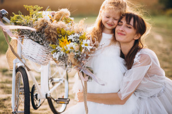 Картинка разное люди мама дочь цветы велосипед