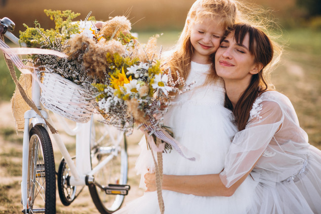 Обои картинки фото разное, люди, мама, дочь, цветы, велосипед