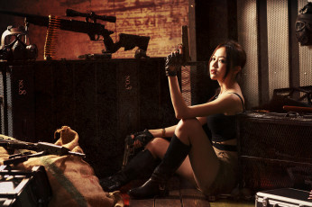Картинка девушки -unsort+ девушки+с+оружием склад оружие пистолеты взгляд восточная девушка