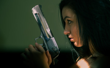 Картинка девушки -unsort+ девушки+с+оружием профиль лицо девушка оружие пистолет desert eagle
