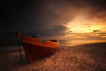 Картинка корабли лодки +шлюпки закат jacek lisiewicz небо облака песок море лодка