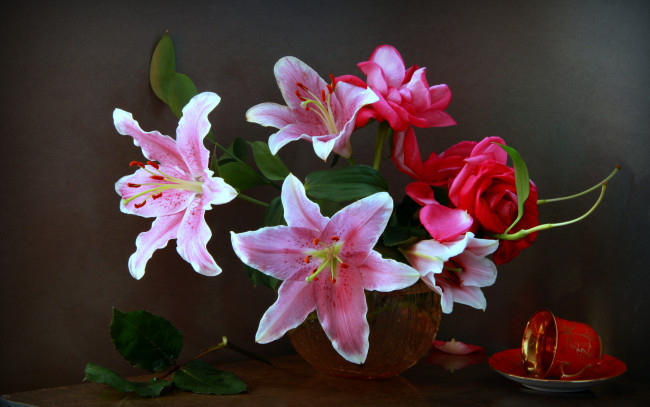 Обои картинки фото цветы, разные вместе, ваза, листья, чашка, розы, лилии