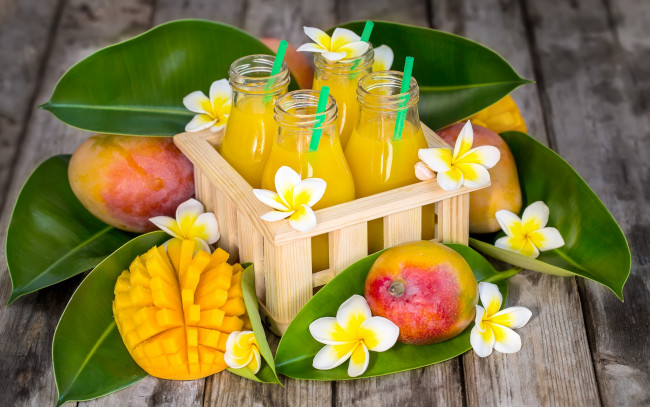 Обои картинки фото еда, манго, плюмерия, сок, бутылки