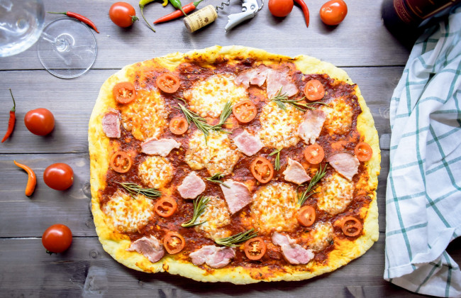 Обои картинки фото еда, пицца, моцарелла, помидоры, домашняя