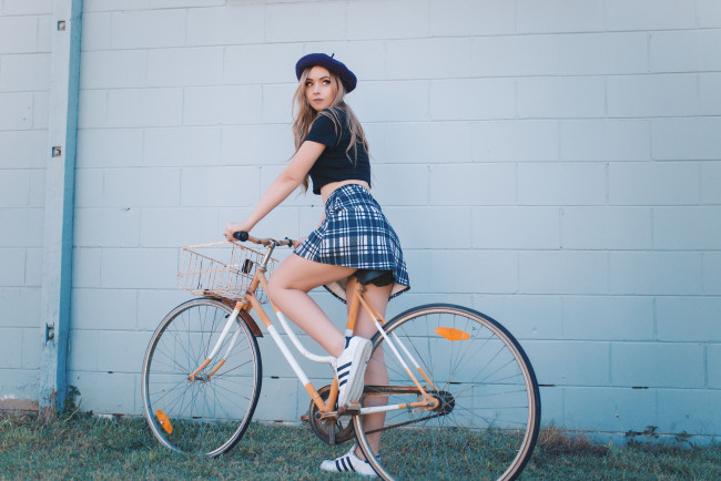 Обои картинки фото amy thunderbolt, девушки, -unsort , блондинки,  светловолосые, велосипед, женщины, с, велосипедами, кроссовки, клетчатая, юбка, береты, модель, amy, thunderbolt, австралийская, косплей-модель