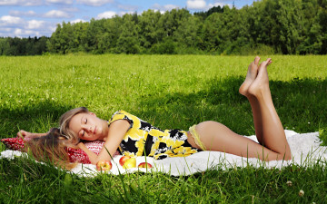 Картинка девушки -unsort+ блондинки +светловолосые платье блондинка яблоки поляна трусики