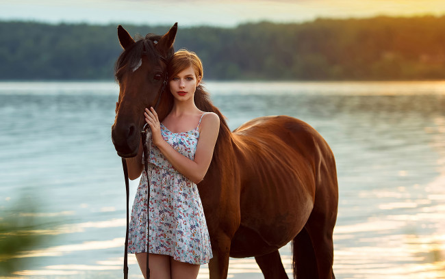 Обои картинки фото анастасия жилина, девушки, анастасия, жилина, лошадь, конь, река, берег, вода, природа, девушка, модель, рыжеволосая, красавица, красотка, стройная, сексуальная, знойная, жгучая, взгляд, макияж, поза