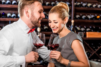 Картинка разное мужчина+женщина пара бокалы вино