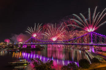Картинка разное салюты +фейерверки ночной город ночные огни мост салют праздник