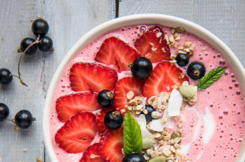 Картинка еда мороженое +десерты йогурт клубника десерт ягоды смородина