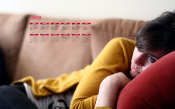 Картинка календари девушки грусть диван
