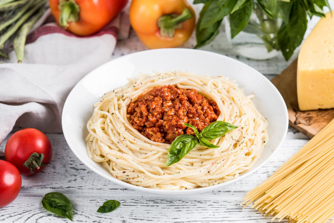 Обои картинки фото еда, макаронные блюда, соус, паста, зелень, спагетти, помидоры, болоньезе