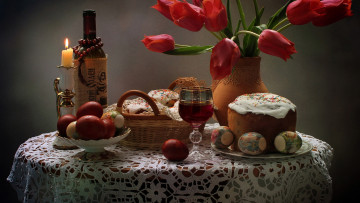 Картинка праздничные пасха свеча тюльпаны вино куличи крашенки