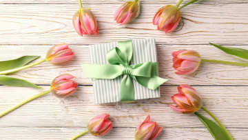 Картинка праздничные подарки+и+коробочки тюльпаны бутоны подарок лента бант