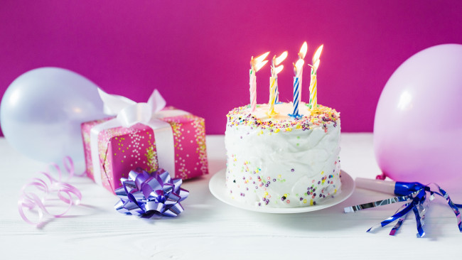 Обои картинки фото праздничные, день рождения, торт, свечи, шарики, подарок
