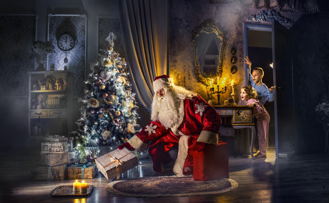 Обои картинки фото праздничные, дед мороз,  санта клаус, елка, санта, дети, свечи, подарки