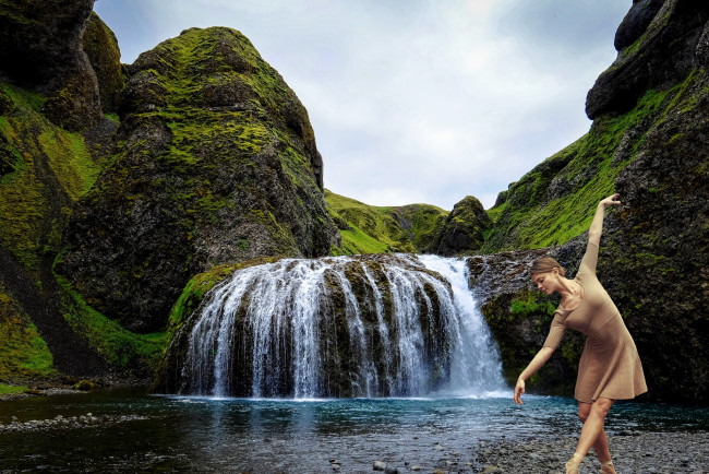 Обои картинки фото девушки, - брюнетки,  шатенки, водопад, балерина
