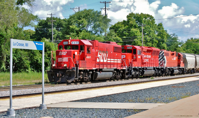 Обои картинки фото техника, поезда, железная, дорога, грузовой, состав, вагоны, локомотив, рельсы