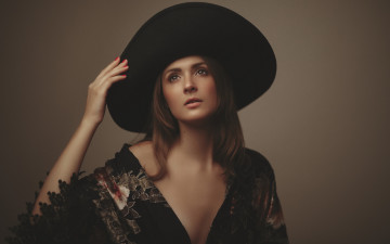 Картинка девушки -unsort+ брюнетки темноволосые халат шляпа шатенка