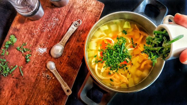 Обои картинки фото еда, первые блюда, овощной, суп, первое, блюдо, зелень