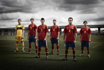 Картинка спорт футбол xavi casillas silva spain team villa llorente легенды футбола небо трава зборная испании
