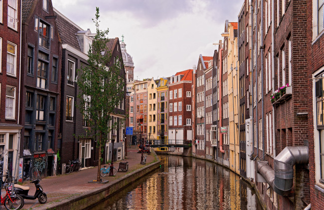 Обои картинки фото амстердам, нидерланды, города, тротуар, канал, дома, улица