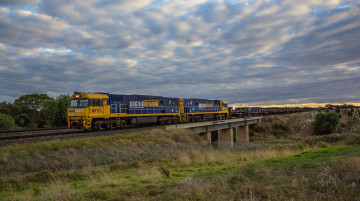 Картинка техника поезда состав грузовой вагоны локомотив мост рельсы железная дорога