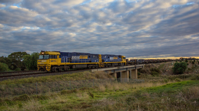 Обои картинки фото техника, поезда, состав, грузовой, вагоны, локомотив, мост, рельсы, железная, дорога