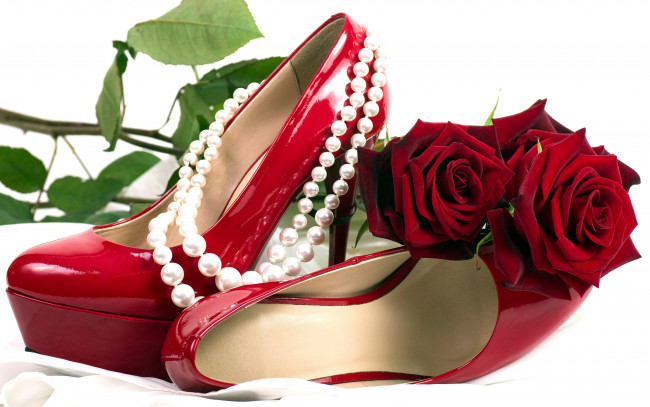 Обои картинки фото разное, одежда,  обувь,  текстиль,  экипировка, туфли, бусы, жемчуг, розы, красный